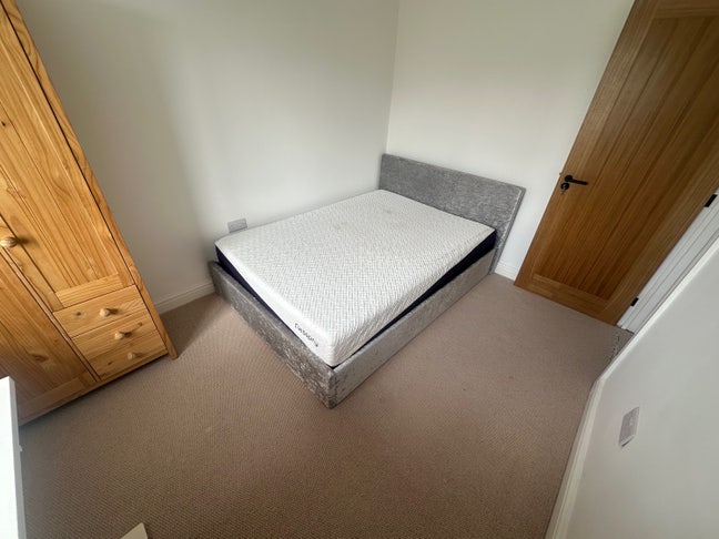 Double room in newly renovated family home Main Photo
