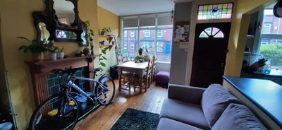 Cosy rm available now - 5 min from Burley station Main Photo