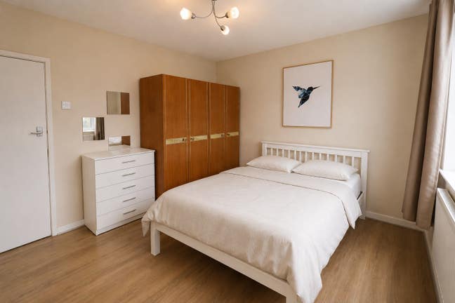 Bright Sunny Room in 3 Bed Flat by Finchley Road ✨ Main Photo