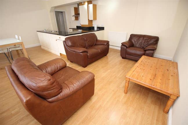 Convenient & Peaceful Location in City Centre Main Photo