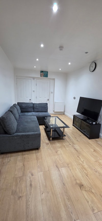 *En-suite Double Room To Let at a Prime Location* Main Photo