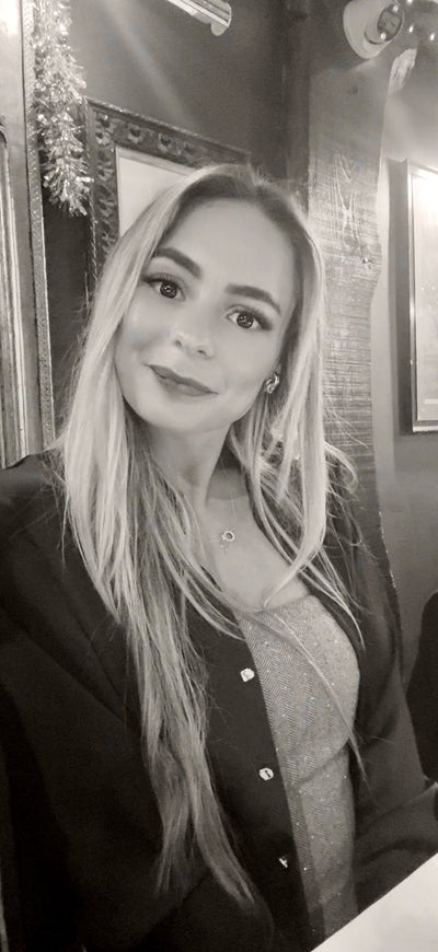 Professional Female seeks a double room or BuddyUp Main Photo