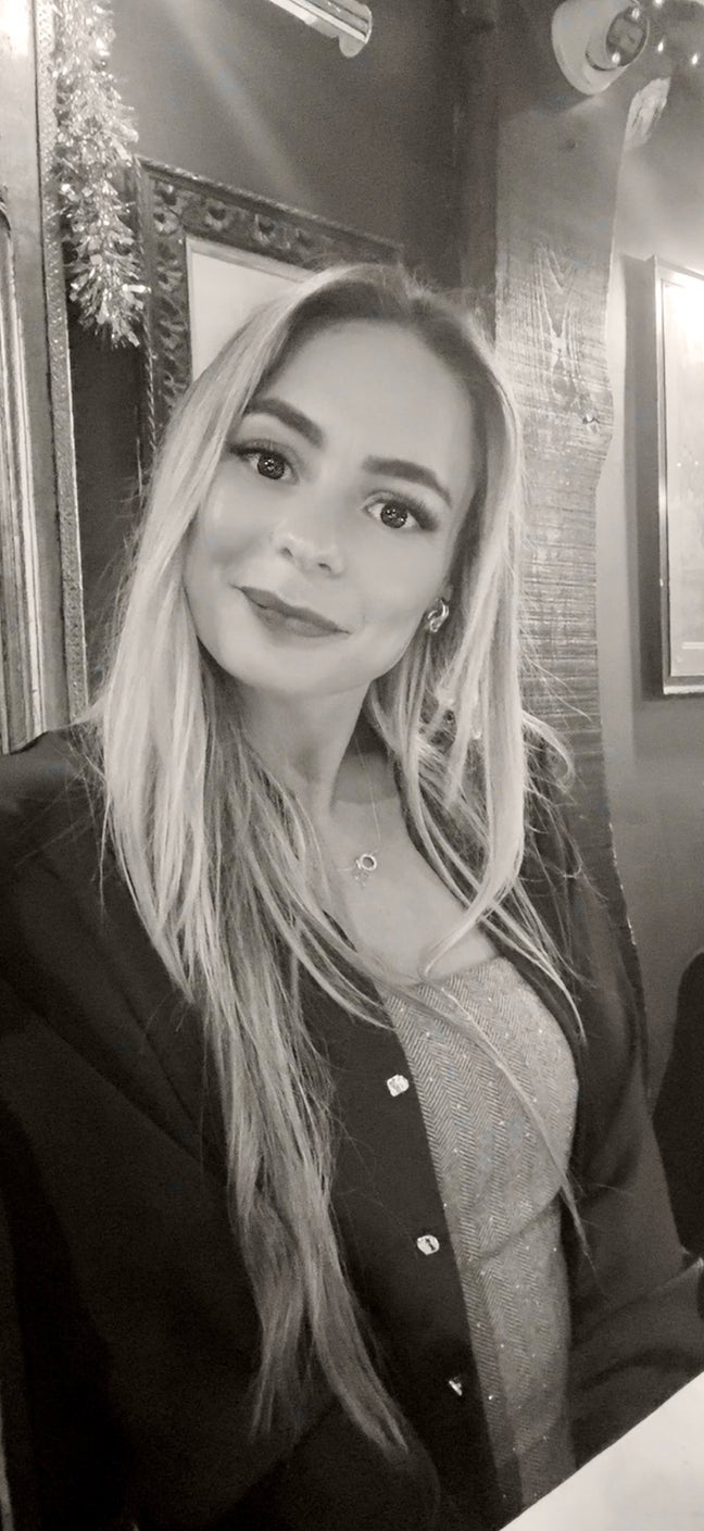 Professional Female seeks a double room or BuddyUp Main Photo