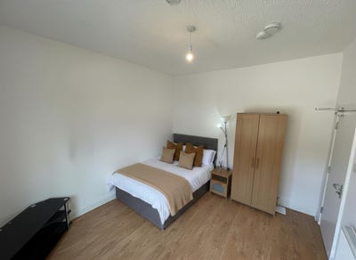 Spacious room available! Main Photo