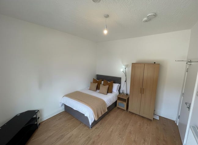 Spacious room available! Main Photo