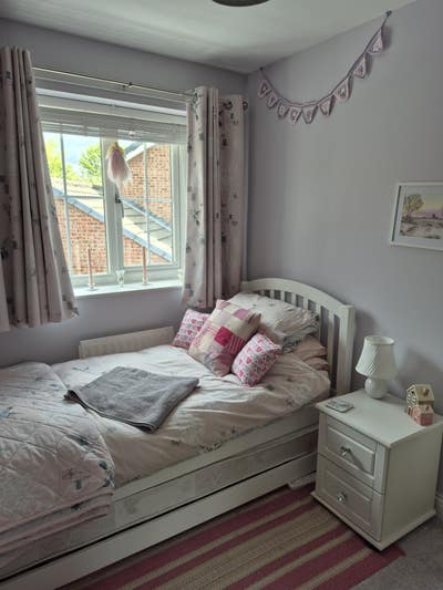 Pretty single room in my home in Durham  Main Photo