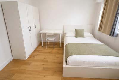 Modern Ensuite room by Riverside - Canary Wharf Main Photo
