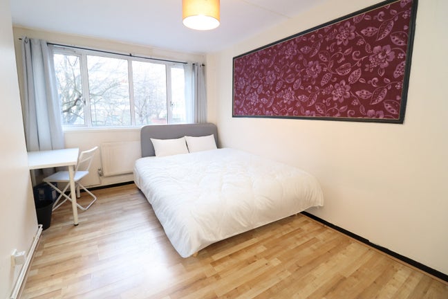 Zone 1 Ready to Move Short Walk to Paddington  Main Photo