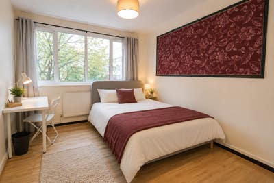 Zone 1 Ready to Move Short Walk to Paddington  Main Photo