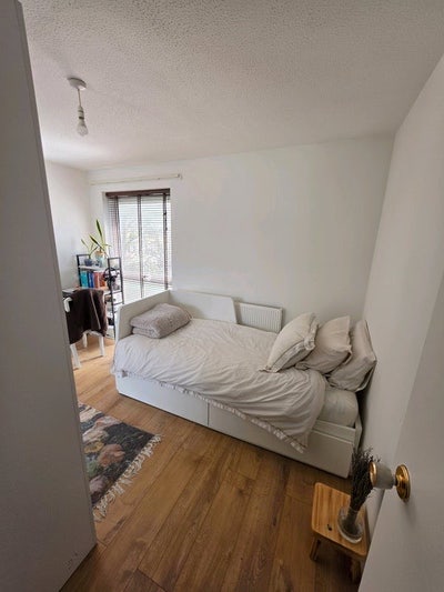 Spacious Double Room in Peaceful 2 - Bed House  Main Photo