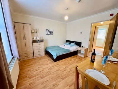 1 bed apartment, 10 mins walk to central station   Main Photo