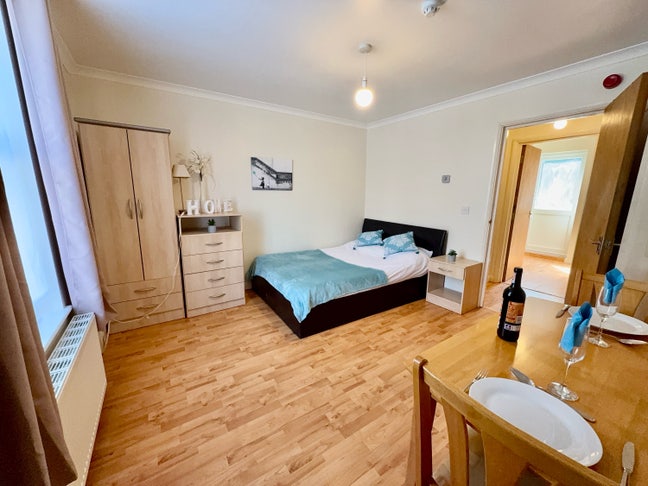 1 bed apartment, 10 mins walk to central station   Main Photo