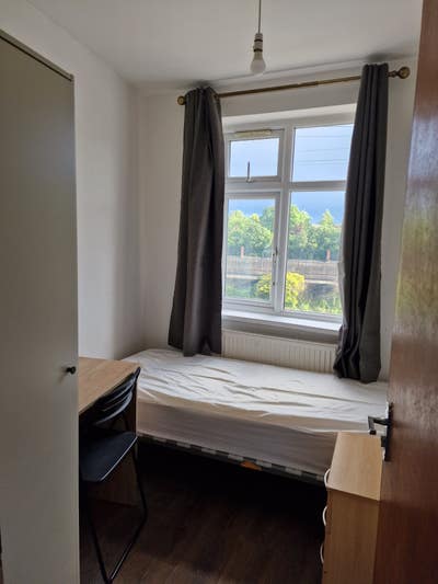 Cosy single, Canning Town Customer House stations Main Photo