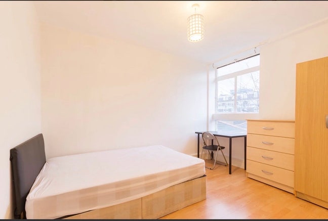 Spacious 3 Bed flat with private garden! Main Photo