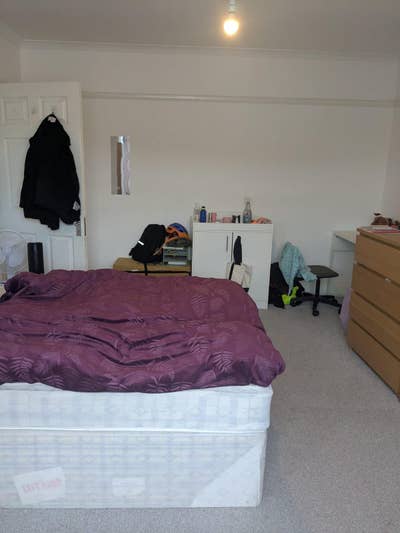 Spacious, well lit room, Indians/ South Asians Main Photo