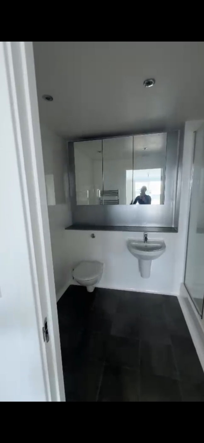 Spacious Ensuite Room Available . Main Photo