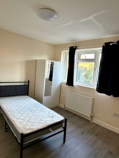  Double Room Available Main Photo