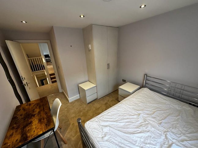 Double Bedroom apartment available in Barons Court Main Photo