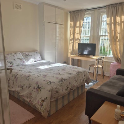 Bright Double Room Near West Kensington  Main Photo