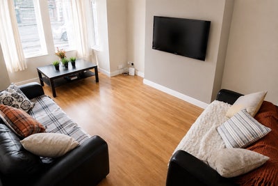 6 Bed 2 Bathroom House Share in Headinlgey - July Main Photo