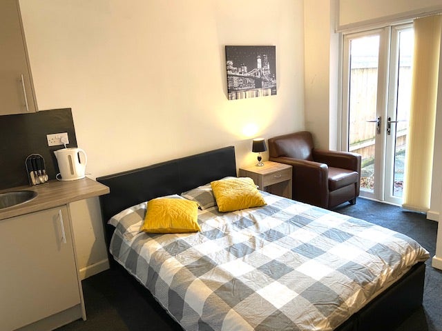 Large Double Rm, private En Suite & Kitchenette  Main Photo