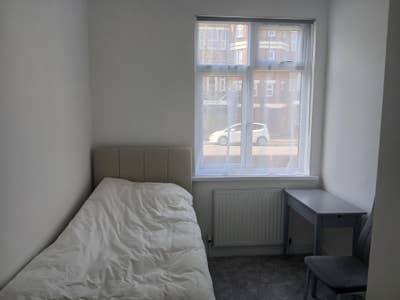 Single room near the beach Main Photo