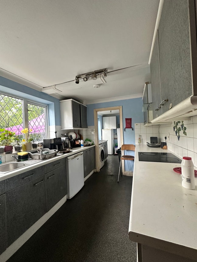Large Double Room available now furnished. &pound;750 Main Photo