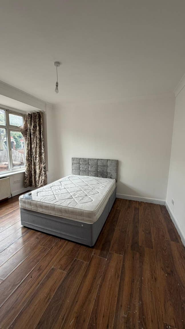 Large Double Bedroom Near Blackhorse Station Main Photo