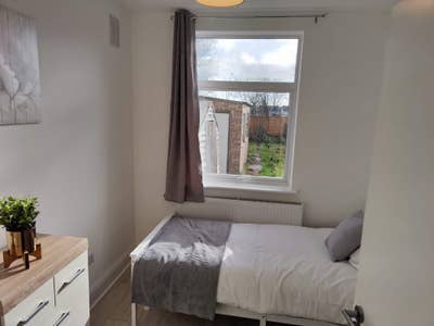 Room to Rent – 100m from Greenford Station Main Photo