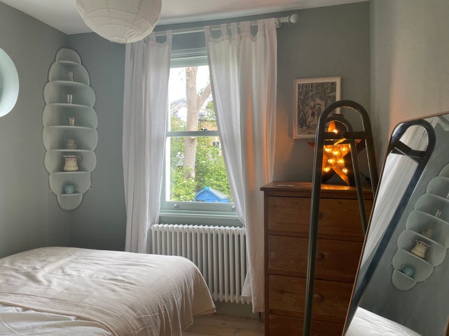 Room offered in friendly family house  Main Photo