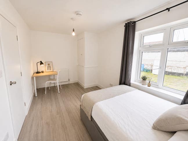 6 Bed House, All Bills Included Available August  Main Photo