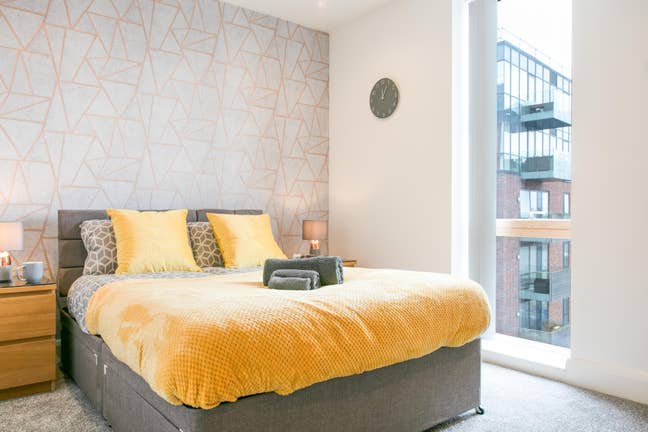 ✨ Lovely Ensuite Room ✦ City Views ✦ 1 min DLR Main Photo