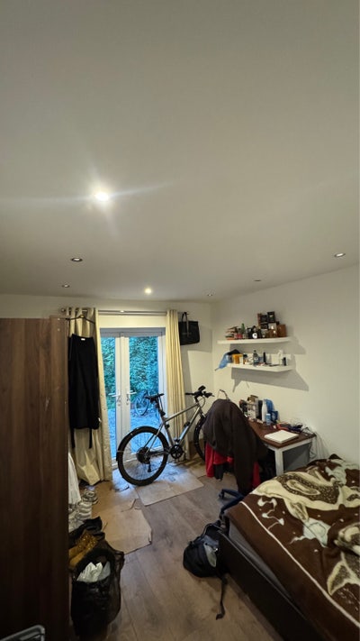 Cheap room next to university available  Main Photo