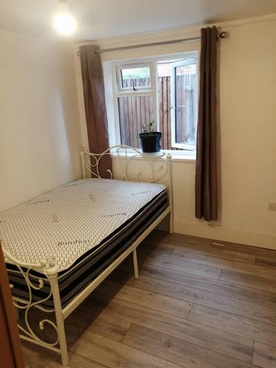 1 bedroom house BILLS FREE ensuite and Kitchen Main Photo