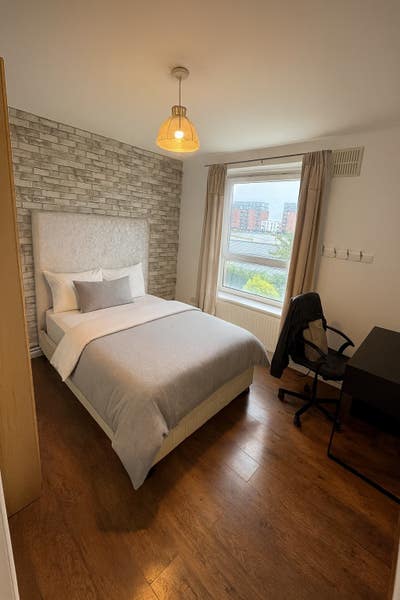 Double Room by Bow Road (District/H&C) Main Photo