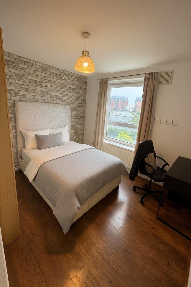 Double Room by Bow Road (District/H&C) Main Photo