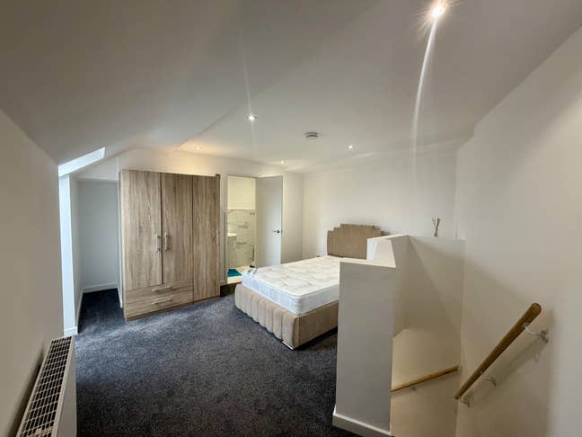 Double Rooms Available in Modern Apartment! Main Photo