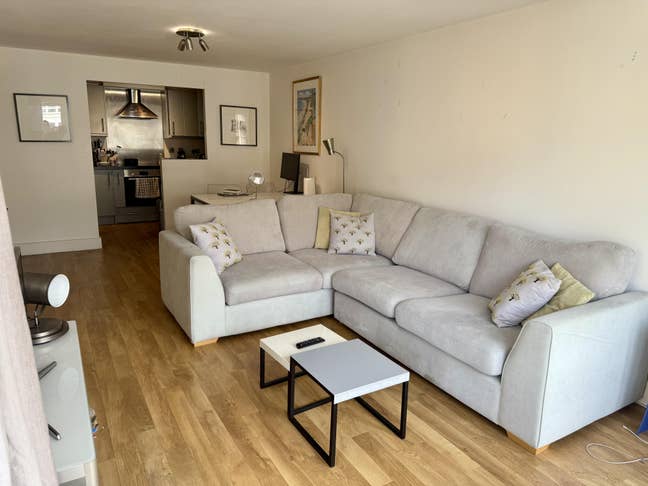 Modern Ensuite Room, E14 - Short Term (June-Sept) Main Photo