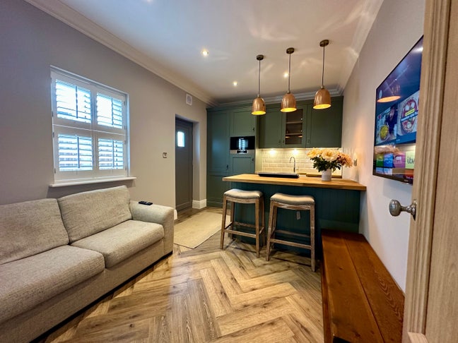 Double Bedroom in great location Main Photo