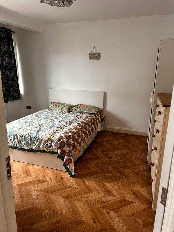  Double room is available for rent in - EN3 4NY Main Photo