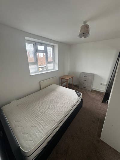 Modern Double Bedroom Located in Bow E3 Main Photo