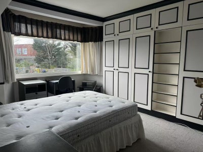 Warm comfy room surrounded by lovely gardens Main Photo