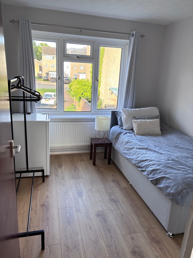 Bright & Cozy Single Room with Natural Light Main Photo