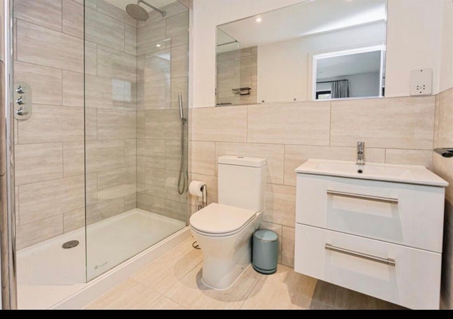 Large Ensuite Room with Parking  Main Photo