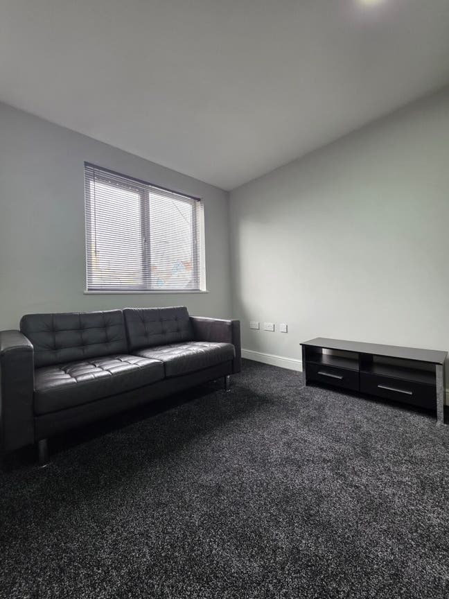 Modern 1 Bed Flat on Broadway Main Photo