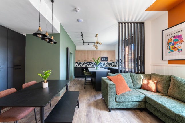 🍌 Stylish Studio w/ Ensuite 🍌 - Best Location Main Photo