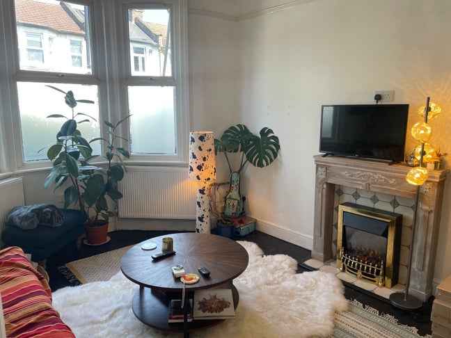 Double bedroom available in N8 garden flat Main Photo