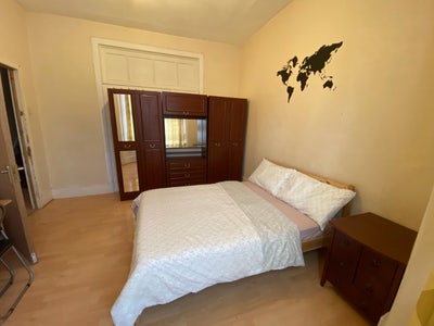 Huge Double Room with Garden in Layton  Main Photo
