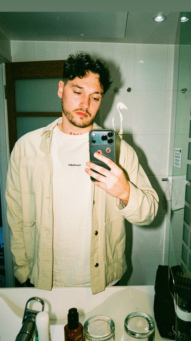 Looking for room/property Main Photo