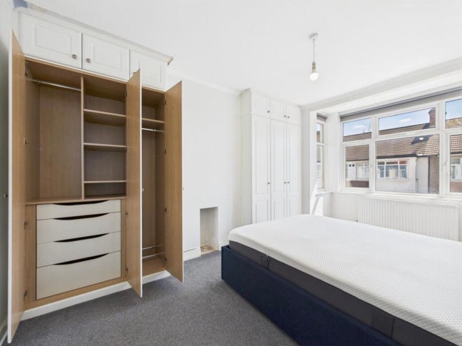 Large comfortable room in well maintained house Main Photo